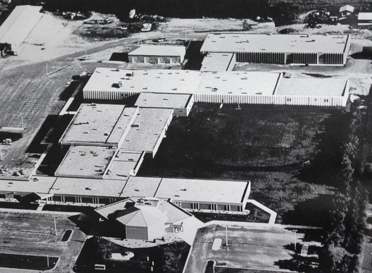 Black 和 white aerial view of campus